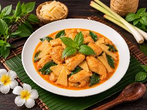 Délice de poulet au curry rouge et pousses de bambou
