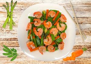Sauté de crevettes aux asperges, carotte et pois gourmand