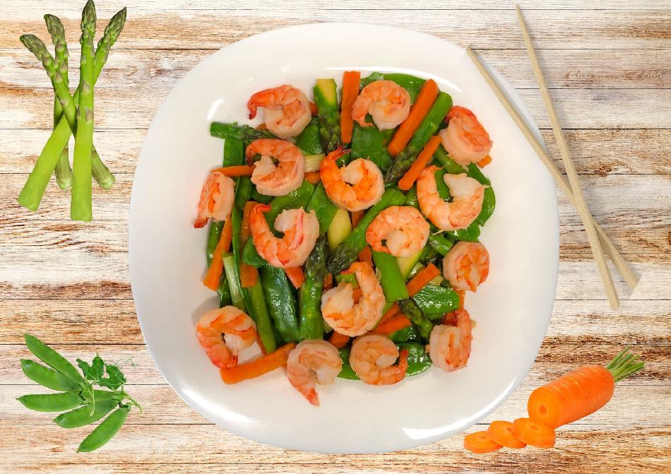 Sauté de crevettes aux asperges, carotte et pois gourmand