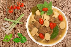 Tom yam au boeuf au pleurote